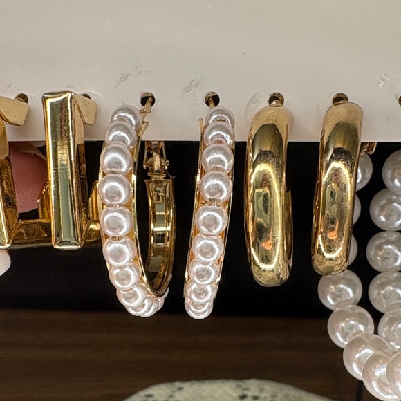 NWT Gold Tone and Pearl Butterfly Earring Set - Picture 4 of 5